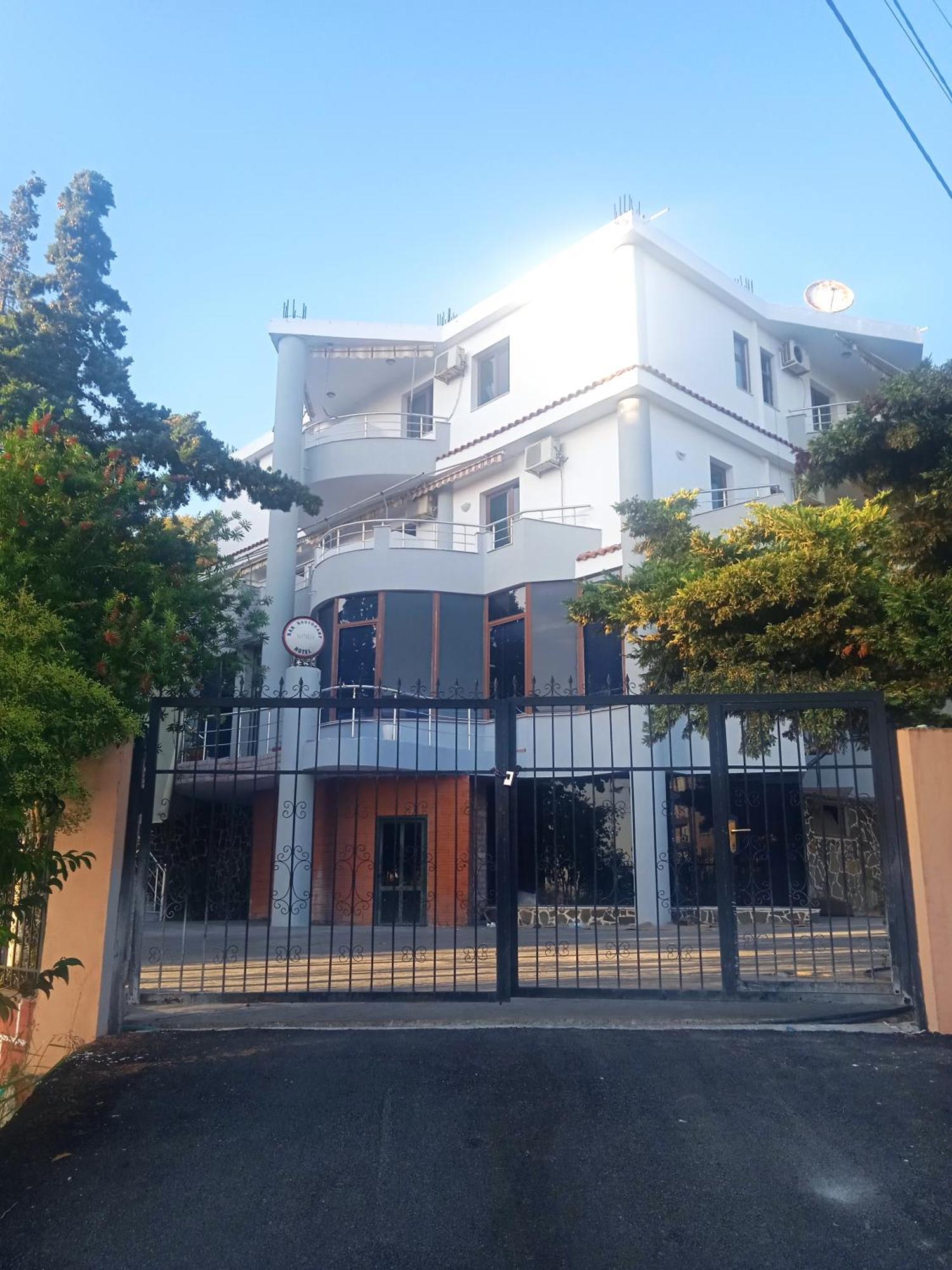 Hotel Moris Kryemëdhej Екстериор снимка